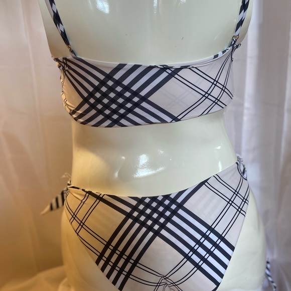 Bikini - Picture 2 of 2